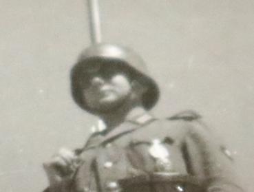 Preview: altes Foto - Athen - Soldat bewacht die Kriegflagge auf einem Berg - 1941